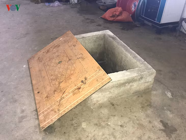  Giếng nước dùng để nấu ăn, sinh hoạt của gia đình chị Vân đã bị cụ bà hàng xóm đổ thuốc diệt cỏ.