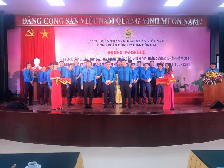 Công ty Than Hòn Gai khen thưởng 