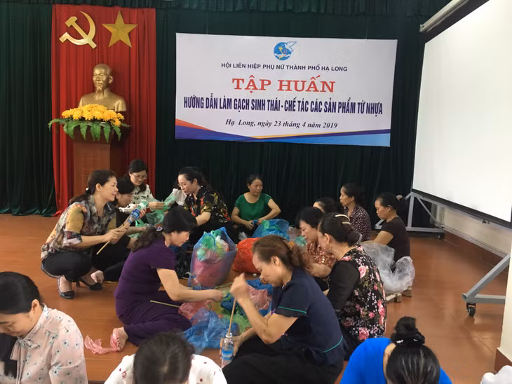 Hội viên phụ nữ trên địa bàn TP Hạ Long tham gia lớp tập huấn chế tác các sản phẩm từ nhựa