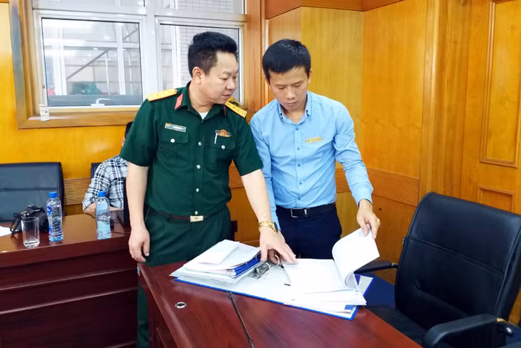 Lãnh đạo Ban DQTV, Phòng Tham mưu (Bộ CHQS tỉnh) kiểm ta việc ban hành các nghị quyết, kế hoạch xây dựng lực lượng tự vệ tại Công ty Tuyển than Cửa Ông - Vinacomin