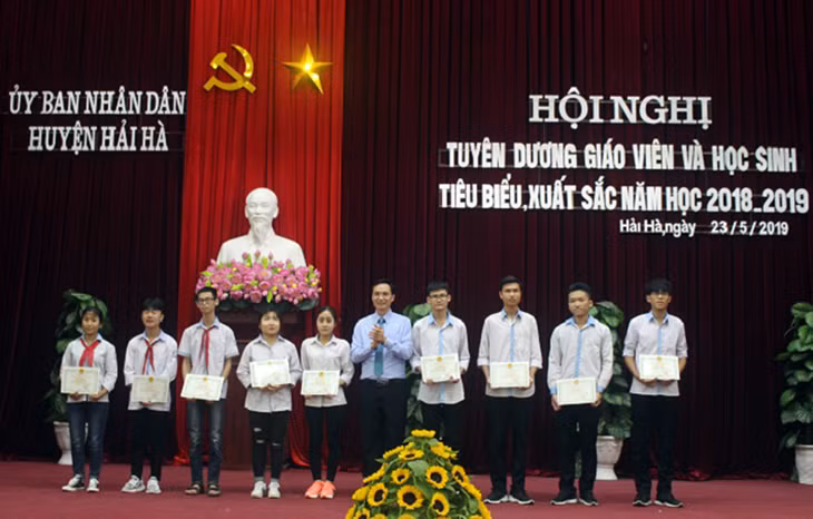 Đồng chí Nguyễn Mạnh Cường, Bí thư huyện ủy, Chủ tịch HĐND tặng giấy khen cho các em học sinh, các giáo viên đạt giải Nhất cấp tỉnh
