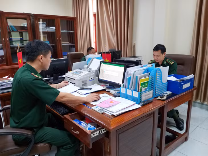 Cán bộ Ban Cửa khẩu, Phòng Tham mưu (BĐBP tỉnh) thường xuyên cập nhật thông tin ứng dụng công nghệ thông tin trong quản lý, giám sát cửa khẩu