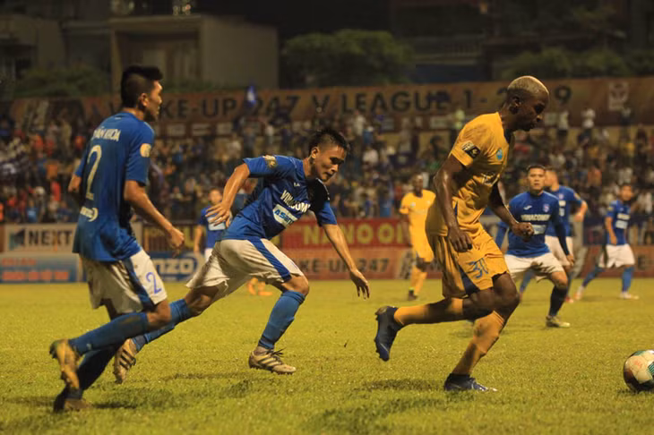 TQN (áo xanh) đã có trân thắng 2-1 trước Khánh Hòa 