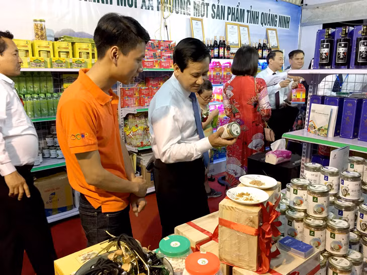 Các sản phẩm OCOP Quảng Ninh nhận được sự quan tâm của lãnh đạo Bộ, ngành và địa phương tham gia triển lãm.