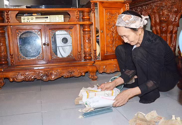 Bà Lai tiếc nuối vì bức ảnh của chồng chụp với Bác Hồ đã bị hư hại.