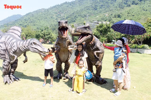 Khu du lịch Núi Thần Tài dành tặng 10.000 vé vào cổng cho trẻ em dưới 06 tuổi tham quan công viên Khủng Long.
