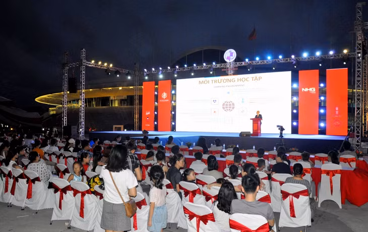 Đông đảo phụ huynh, học sinh đến tham gia ngày hội ra mắt hệ thống trường UK Academy tại Hạ Long.
