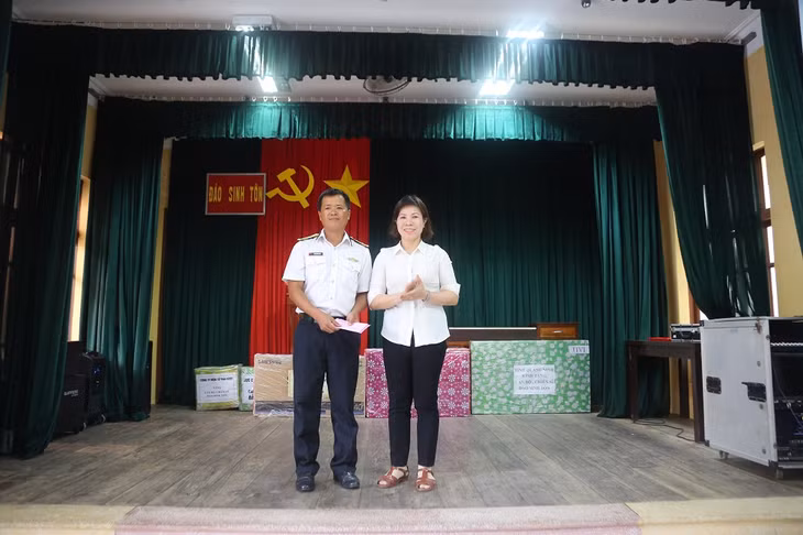 Đồng chí Bùi Thị Bính, Phó Chủ tịch thường trực Thành ủy Cẩm Phả tặng quà cho chiến sĩ đồng hương tại đảo Sinh Tồn.