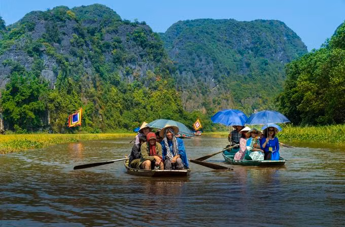 Các nhiếp ảnh gia nữ chọn ngồi thuyền trên dòng Ngô Đồng và chụp quang cảnh mùa lúa chín thanh bình xung quanh. Nhiếp ảnh gia Khánh Phan (từ TP HCM) cho biết, chị bị cuốn hút với vẻ đẹp mùa vàng khi trải nghiệm trên thuyền.