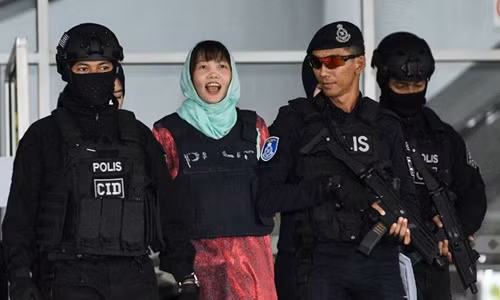 Đoàn Thị Hương rời tòa ở Malaysia ngày 1/4. Ảnh: AFP.