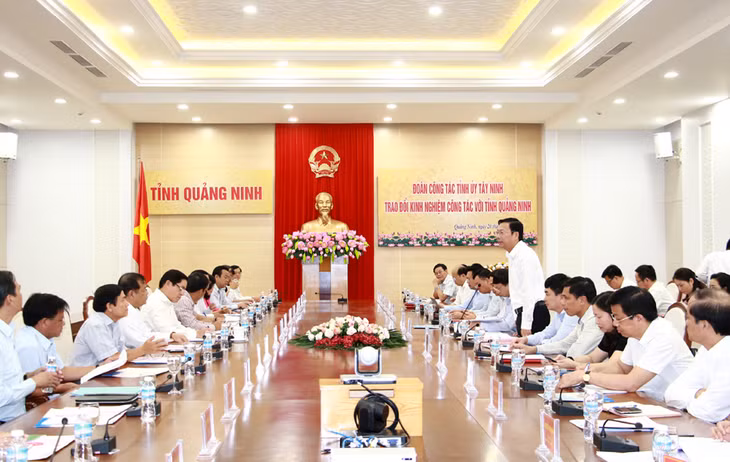 Quang cảnh buổi làm việc