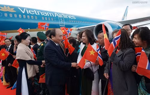 Cán bộ, nhân viên Đại sứ quán Việt Nam và đại diện cộng đồng người Việt Nam tại Na Uy đón Thủ tướng và Phu nhân. Ảnh: VGP/Quang Hiếu