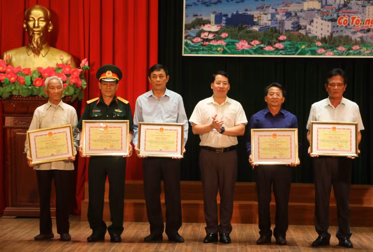 Thừa ủy quyền, đồng chí Trần Như Long - Bí thư Huyện ủy, Chủ tịch UBND huyện trao tặng Bằng khen cho các tập thể và cá nhân có thành tích trong phong trào thi đua