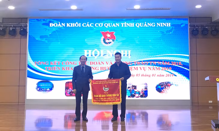 ĐTN Sở GT-VT nhận cờ thi đua dẫn đầu công tác Đoàn và phong trào thanh niên Đoàn khối các Cơ quan tỉnh.