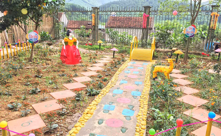 Không gian ngoài sân trường được Trường Mầm non Đạp Thanh cải tạo bắt mắt, tạo hứng thú cho trẻ.