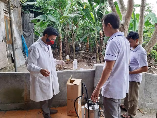Cơ quan chức năng tiến hành lấy mẫu, phun dung dịch khử trùng tại nhà các bệnh nhân tử vong do mắc chứng bệnh lạ ở xã Quang Lộc.