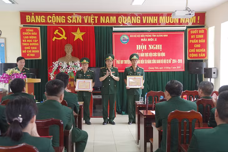 Đại tá Trần Văn Bừng, Bí thư Đảng ủy, Chính ủy Bộ đội Biên phòng tỉnh tặng giấy khen cho các tập thể, cá nhân đạt thành tích xuất sắc trong thực hiện cuộc vận động