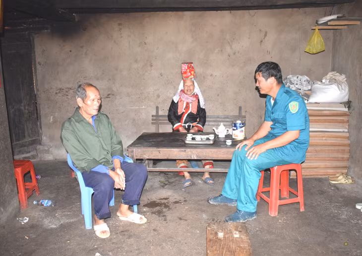 Anh Triệu Văn Long (bên phải) trong buổi vận động người dân cùng đồng lòng xây dựng đời sống văn hóa khu dân cư
