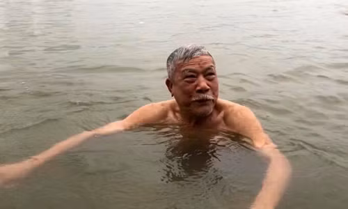 Vợ mất từ lâu, cụ Diễm được 5 người con ủng hộ đi bơi để giữ sức khỏe. Ảnh: Lệnh Thắng.