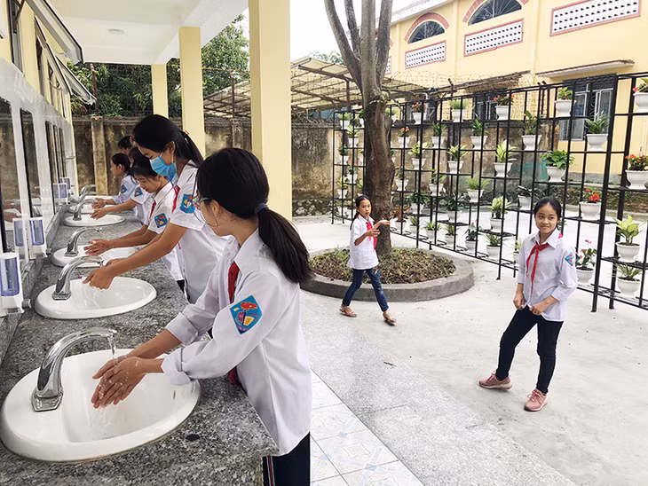 Nhà vệ sinh Trường THCS Mạo Khê II (TX ĐôngTriều) được đầu tư xây dựng mới.