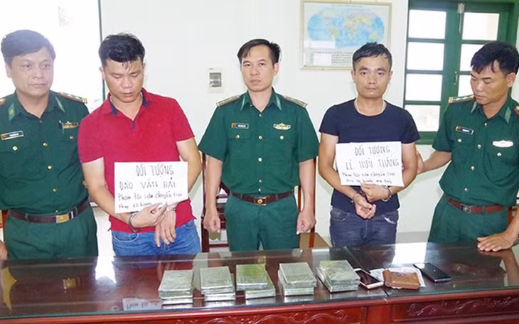  Hai đối tượng Hải và Thắng cùng tang vật của vụ án. Ảnh: Nhân Dân Điện tử