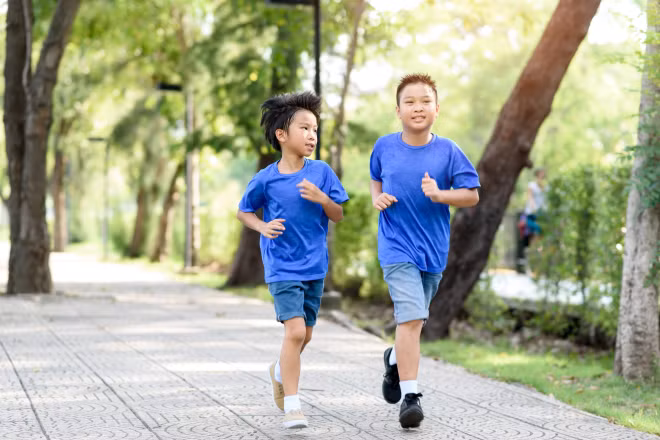 Vận động thường xuyên sẽ giảm thiểu nguy cơ béo phì cho trẻ.