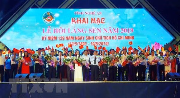 Tặng hoa cho các đoàn nghệ thuật tham gia biểu diễn tại đêm khai mạc Lễ hội Làng Sen năm 2019. (Ảnh: Tá Chuyên/TTXVN)