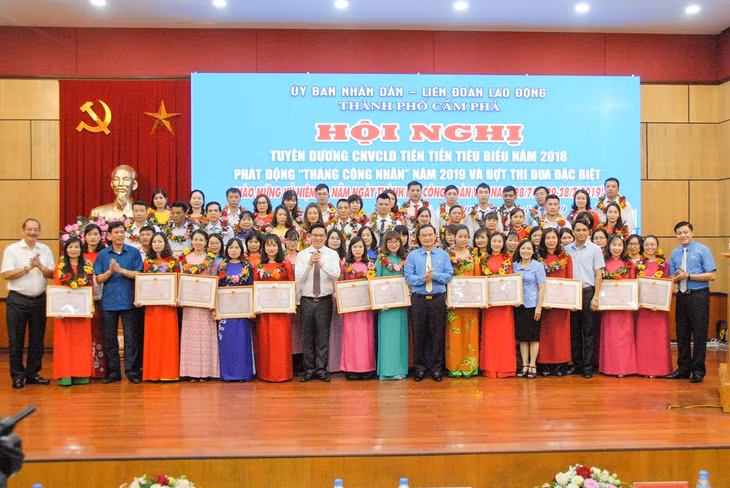 UBND, LĐLĐ TP Cẩm Phả tuyên dương 64 công nhân, viên chức, lao động tiêu biểu nhân dịp Tháng Công nhân năm 2019.
