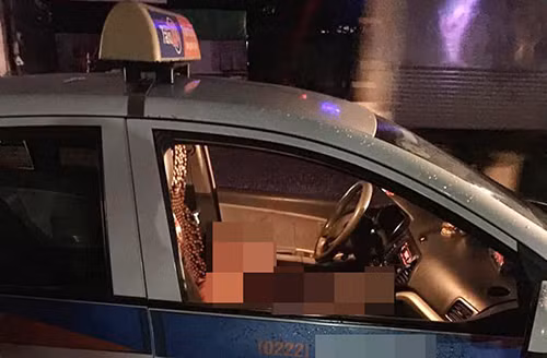Chiếc taxi nhiều vết máu. Ảnh: M.H.