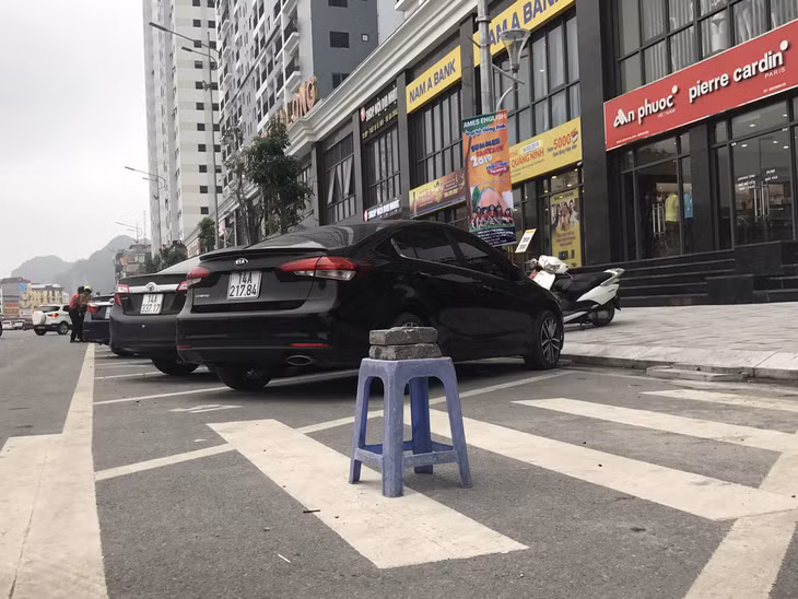 Họ đều xem đường giao thông ở đây như của mình và ngang nhiên lấn chiếm lòng đường 