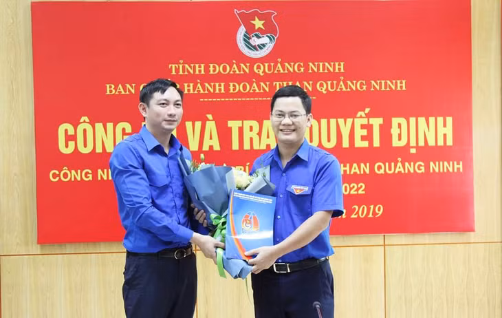 Bí thư Tỉnh Đoàn Lê Hùng Sơn trao quyết định cho đồng chí Vũ Hồng Hậu.