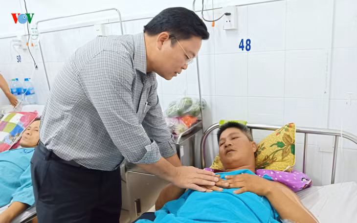  Ông Lê Trí Thanh, Phó Chủ tịch UBND tỉnh Quảng Nam đã tới thăm và động viên ông Phạm Hồng Khuê
