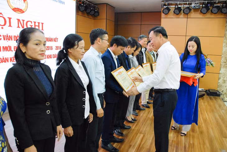 Đồng chí Nguyễn Văn Hưởng, Trưởng Ban Dân vận Tỉnh ủy, Chủ tịch Ủy ban MTTQ tỉnh, tặng bằng khen của Ủy ban MTTQ tỉnh cho các tập thể, cá nhân tiêu biểu trong