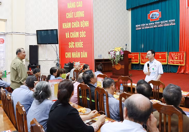 sinh hoạt thường kỳ Câu lạc bộ Hen và COPD (bệnh phổi tắc nghẽn mãn tính)