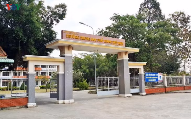  Trường PTTH Thủ Thừa, Long An nơi Nguyễn Văn Đức làm Hiệu trưởng.