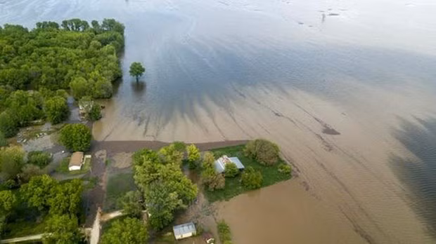 Nước từ sông Mississippi chảy tràn ra các con đường và nhấn chìm các ngôi nhà tại Winfield. (Ảnh: AP)