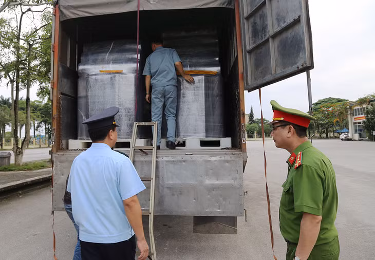 Lực lượng chức năng Trạm Km15 kiểm tra hàng hóa qua trạm.