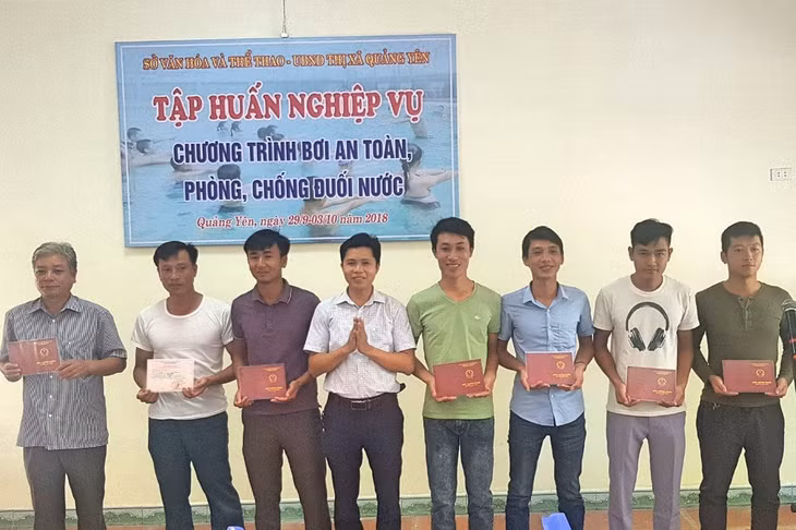 Tập huấn, cấp chứng chỉ bơi cho các học viên tham gia các lớp dạy bơi cho trẻ em dịp hè năm 2018