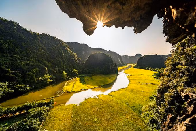 Mùa vàng Tam Cốc bắt đầu từ tháng 5 đến trung tuần tháng 6 hàng năm. Với cảnh núi non hùng vĩ, Tam Cốc - Tràng An còn được mệnh danh là “Hạ Long cạn”.