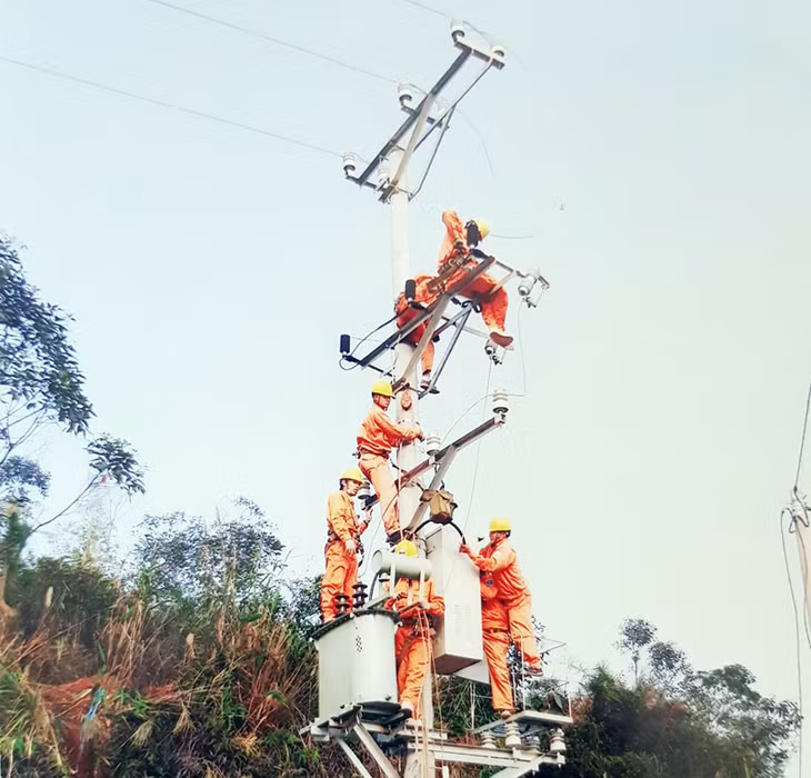 Lắp đặt chống sét thông minh trên đường dây 471.