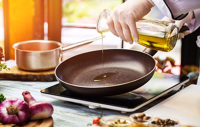 Dầu ăn là dung môi để hoà tan các vitamin cần thiết cho cơ thể. Ảnh: Kitchen