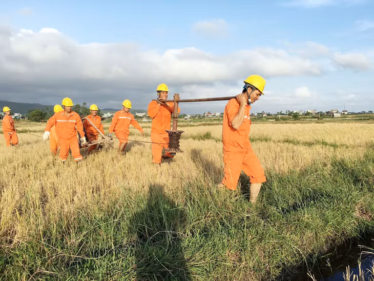Điện lực Móng Cái kéo điện tại xã Hải Đông.