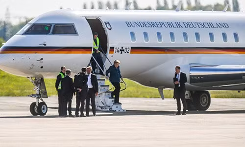 Thủ tướng Đức Merkel và các quan chức bước xuống từ chiếc chuyên cơ ở sân bay Dortmund hôm 13/5. Ảnh: GLP.