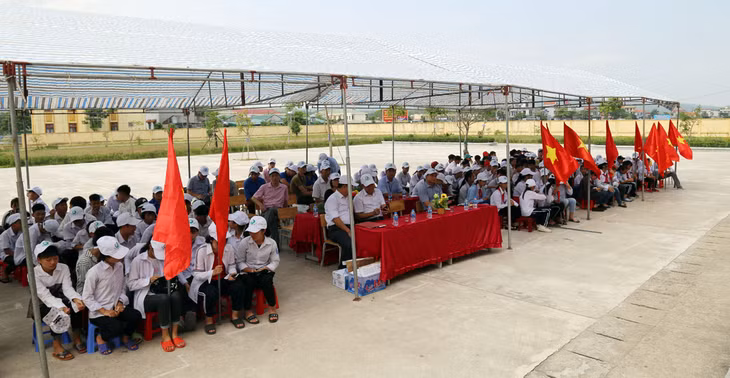 Các đại biểu và học sinh tham dự mít tinh hưởng ứng Tuần lễ nước sạch và vệ sinh môi trường năm 2019.