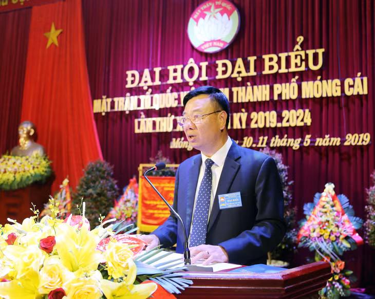 Đồng chí Nguyễn Văn Hưởng, Ủy viên BTV, Trưởng Ban Dân vận Tỉnh ủy Chủ tịch UBMTQ Việt Nam tỉnh Quảng Ninh trao Quyết định của BTV Tỉnh ủy cho đồng chí Nguyễn Mạnh Cường, Bí thư Huyện ủy Hải Hà.