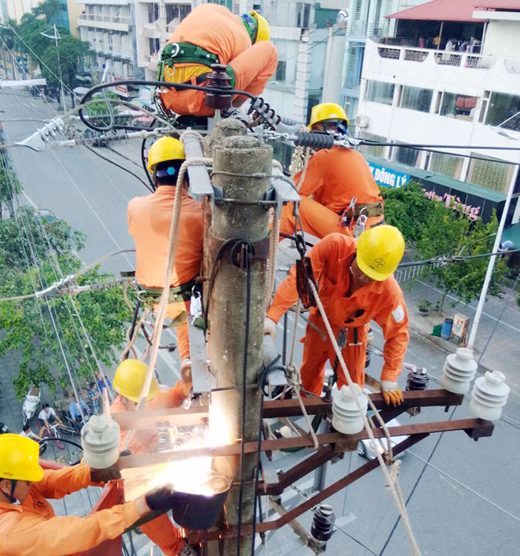 Điện lực thành phố Móng Cái xử lý sự cố điện tại khu vực đường Hùng Vương, phường Hòa Lạc.