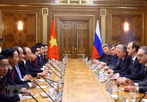 Thủ tướng Nguyễn Xuân Phúc hội kiến Chủ tịch Duma Quốc gia (Hạ viện Nga) Vyacheslav V. Volodin. (Ảnh: Thống Nhất/TTXVN)