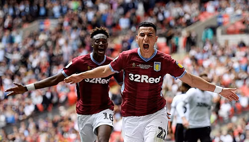 El Ghazi vui sướng sau bàn mở tỷ số cho Aston Villa. Ảnh: Reuters.