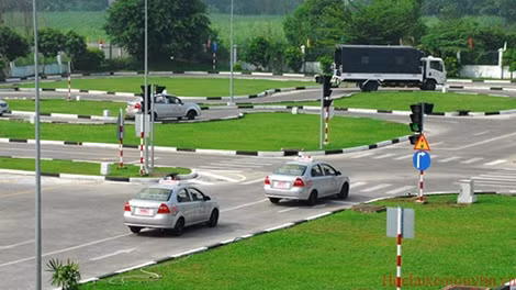 Cần siết chặt việc học và dạy lái xe.