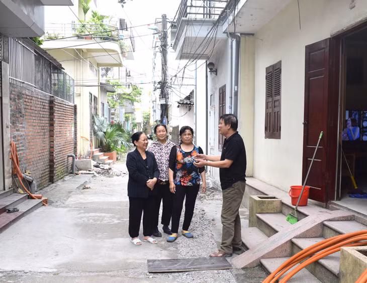 Ông Nguyễn Minh Hạnh trong một buổi đi tuyên truyền vận động người dân cùng đóng góp xây dựng khu phố văn minh